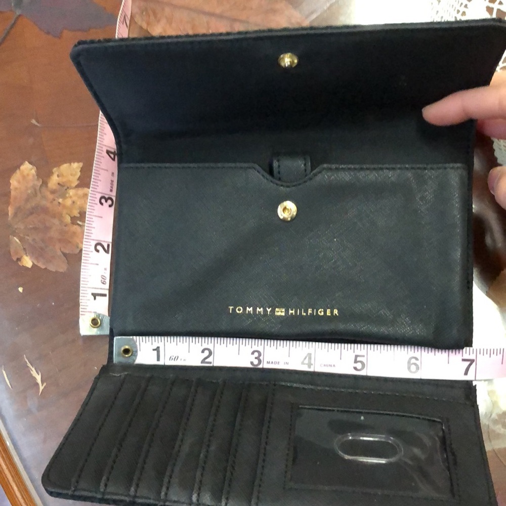 SOLD Tommy Hilfiger wallet - Picture 9 of 10